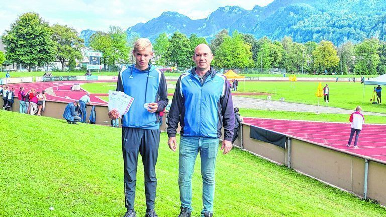 Lorenz Wirth mit Trainer Gerhard Gmeiner vom TS Lauterach. tsl