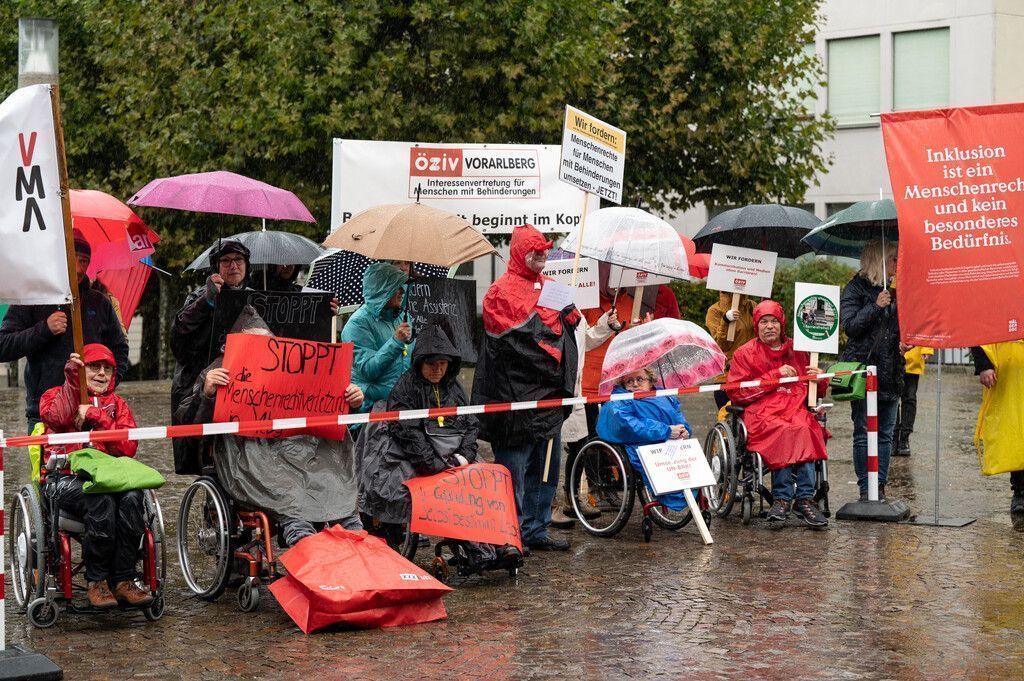 Im Regen stehen gelassen!