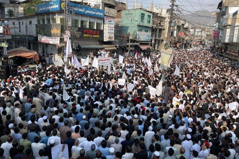 Mehr als 5.000 Menschen blockierten eine Hauptstraße in Mingora, Pakistan. Es kam zu den massiven Protesten durch den jüngsten Angriff auf einen Schulbus am 10. Oktober. AFP
