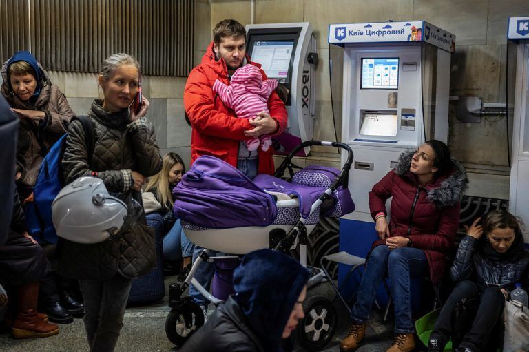 Menschen suchen in einer U-Bahn-Station in der Hauptstadt Kiew Schutz.Reuters