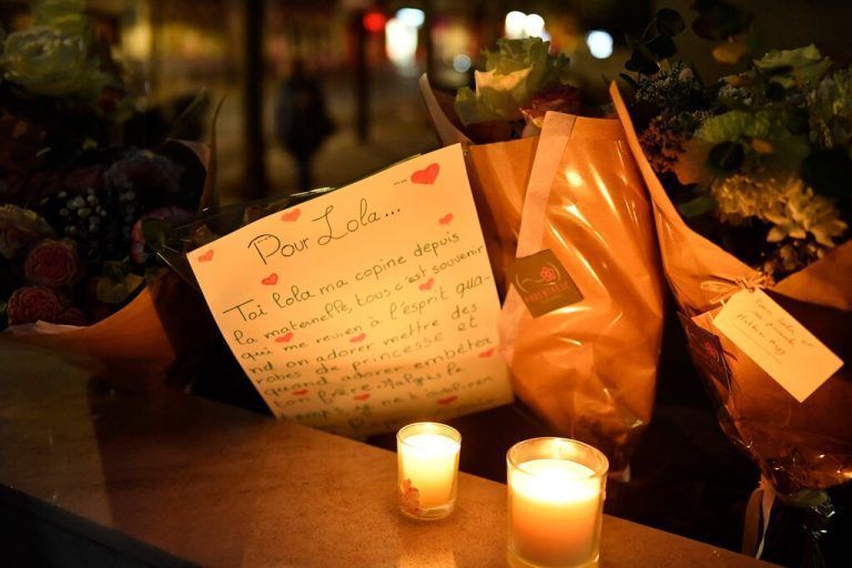 Menschen trauern mit Briefen am Wohnort der zwölfjährigen Lola in Paris. AFP