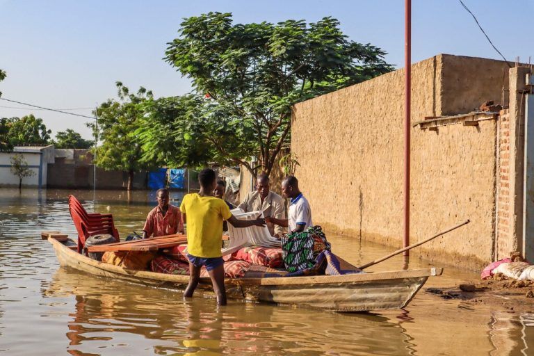 Menschen versuchen, Gegenstände aus ihren Häusern zu bergen, die in N‘Djamena im Tschad, von Überschwemmungen zerstört wurden. Der Fluss Chari trat letzte Woche 5 Meter über seine Ufer. afp