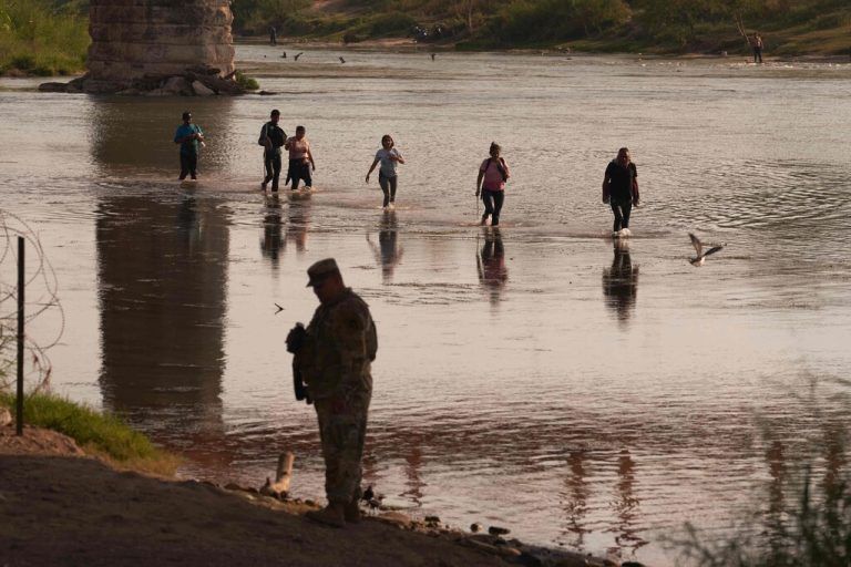 Migranten überqueren von Mexiko aus den Rio Grande, um über die südliche US-Grenze in den Bundesstaat Texas zu gelangen. AFP