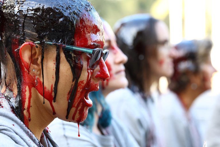 Mit Kunstblut bedeckte Naturschutzaktivisten protestieren während der afrikanischen Erdöl-Konferenz in Kapstadt, Südafrika. Reuters