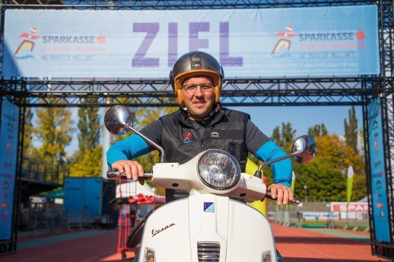 Mit seinem Roller bleibt Daniel Schützelhofer in jeder Situation mobil. VN/Steurer