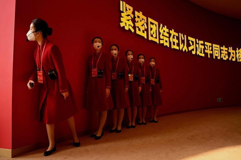 Mitarbeiter der Ausstellung „Forging Ahead in the New Era“, die die Errungenschaften der Kommunistischen Partei feiern soll, warten im Ausstellungszentrum von Peking auf Besucher. AFP