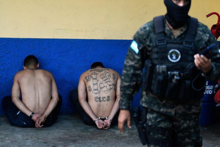 Mitglieder der Bande Barrio 18 werden der Presse von der Militärpolizei für öffentliche Ordnung (PMOP) vorgeführt. Die PMOP beschlagnahmte Gewehre und Polizeiuniformen, die die Bandenmitglieder in Honduras benutzten. AFP