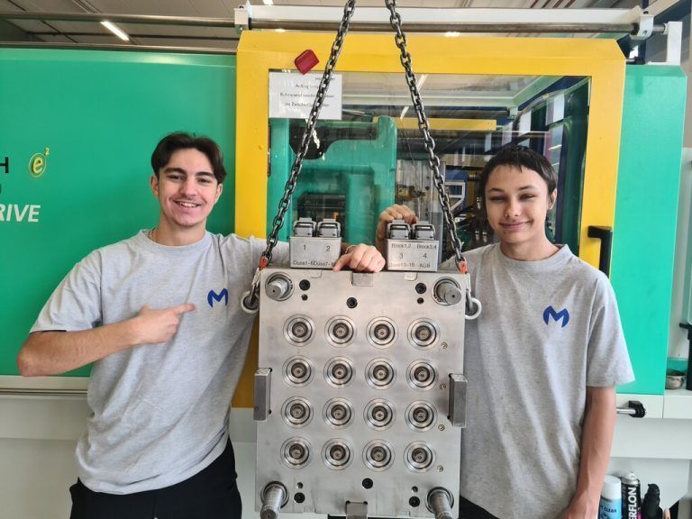 MONTFORT Kunststofftechnik Ramazan Zeyrek und Nico Wallner starteten in Koblach die Ausbildung zum Kunststoffverfahrenstechniker. Der Fokus liegt in der Realisierung von innovativen Produkten aus Kunststoff. montfort