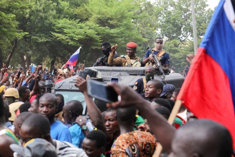 Nachdem sich der Militäroffizier Ibrahim Traore zum neuen Präsidenten von Burkina Faso erklärte, wird er am nationalen Rundfunk von Unterstützern empfangen. REUTERS