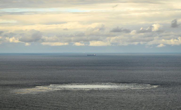 Oberhalb der Lecks sprudelt Gas an die Wasseroberfläche.  DANISH DEFENCE