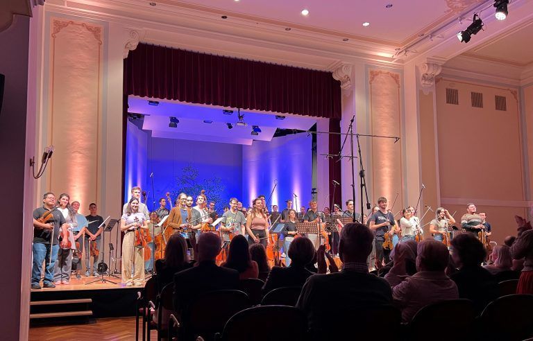 Das „Pforte Kammerorchester Plus“ stellt sich aus jungen Musikerinnen und Musikern der Stella-Privatuniversität und der Iberacademy zusammen. <span class="copyright">Pforte</span>