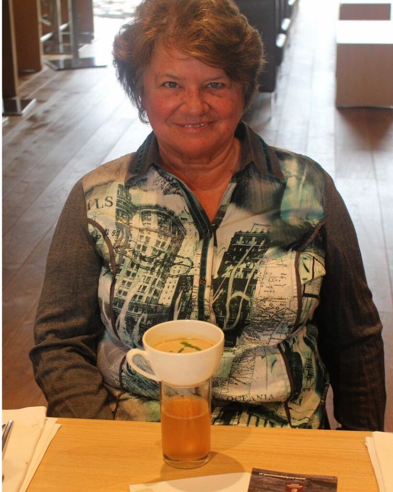 Pilzcremesuppe in der Tasse auf Apfelmost – eine originelle Kombination.