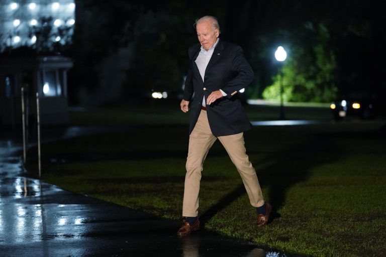 Präsident Joe Biden versucht auf dem schlammigen Rasen vor dem Weißen Haus in Washington das Gleichgewicht zu halten. AP
