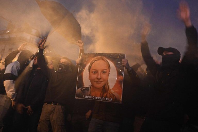 Rechtsextreme versammeln sich, um der Ermordeten „Lola“ Tribut zu zollen. Die 12-Jährige, wurde in Paris brutal ermordet. Eine 24-jährige Frau aus Algerien wurde schnell als Hauptverdächtige identifiziert. AFP