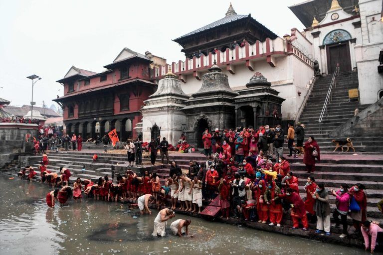Rituelle Waschungen im Bagmati finden nach wie vor statt. Viele Menschen trauen sich aber nicht mehr, mit dem verschmutzten Wasser in Berührung zu kommen. afp