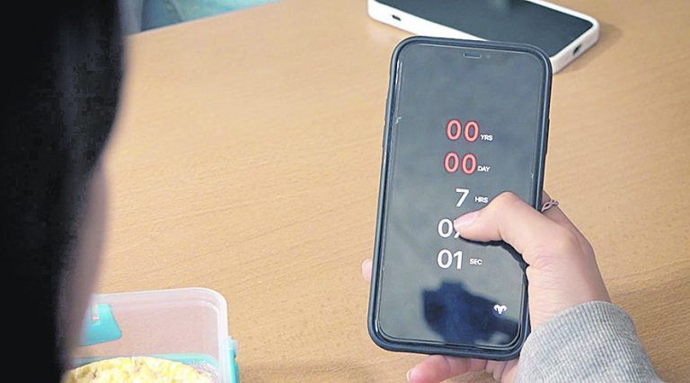 SAMIA 1 HLS DornbirnEine neue App bringt die Schülerin Samia in enormen Zeitdruck. Mit einem Dämon kämpft sie sich durch den Schulalltag. Der Kurzfilm des 1. Jahrgangs der HLS Dornbirn thematisiert Anorexie, Mobbing, Freundschaft, problematische Apps und psychische Grenzen. Die Schülerinnen und Schüler schrieben Drehbuch, führten Regie und kümmerten sich um Kamera, Licht, Ton, Drehort und Kulisse.