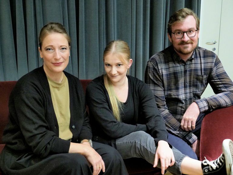 Schauspielerin Vivienne Causemann (Mitte) mit Fanny Brunner (Inszenierung und Ausstattung) und Regieassistent Michael S. Wilhelmer vor der Premiere. sie