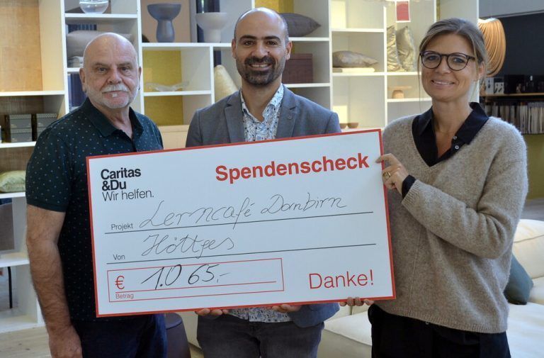 Scheck Durch die Aktion „Hanging Gardens“ der Firma Höttges in Dornbirn wird das Lerncafé Dornbirn der Caritas unterstützt. Dabei konnten Kunden die Pflanzen im Verkaufsraum gegen eine Spende mit nach Hause zu nehmen. Im Bild: Klaus Lürzer und Nici Wührer (Höttges) mit Omar Kasim vom Lerncafé Dornbirn.caritas