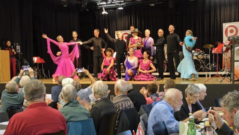 Schlusspose des Showauftritts: Ende gut, alles gut und danke für den Applaus!Verein