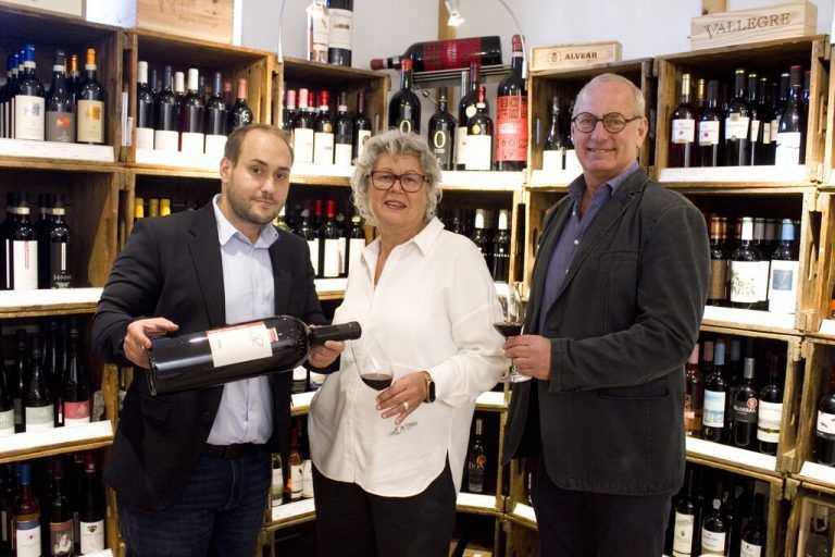 Simon Bertsch (l.) sowie Ruth und Johannes Hengl präsentierten Edles in Sachen Wein. franc
