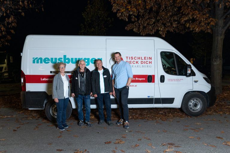Spende Meusburger unterstützt Tischlein deck dich. Roman Giesinger, Mitglied der Geschäftsleitung, übergab dem Verein ein neues Auto, das von Elmar Stüttler mit Freude entgegengenommen wurde. Innerhalb der langjährigen Partnerschaft ist es mittlerweile das dritte Auto, das gespendet wurde. meusburger