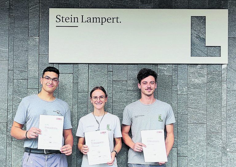 STEIN LAMPERT Die Abschlussprüfungen im Lehrberuf Steinmetztechniker schlossen Julia Lampert und Fabio Schlögl mit ausgezeichnetem Erfolg, Bekirhan Bagci im Lehrberuf Steinmetz mit gutem Erfolg ab. Im Betrieb ist man stolz auf die frisch gebackenen Facharbeiter. lampert
