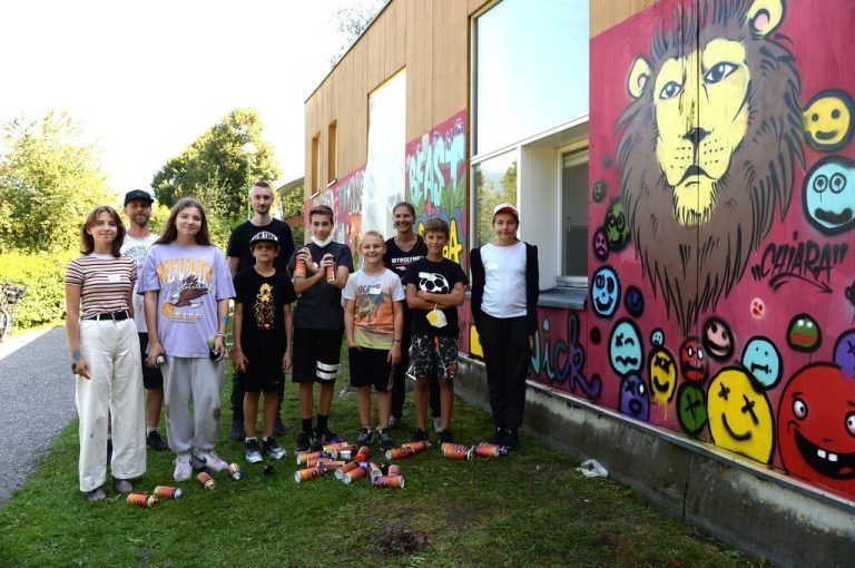 Stolz präsentierten die jungen Graffitikünstler nach getaner Arbeit ihr Werk an der Wand des Kindergartens.Jugendtreff Mäder