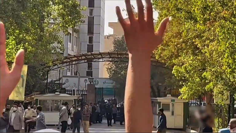 Studierende demonstrieren vor der Universität in Teheran.AFP