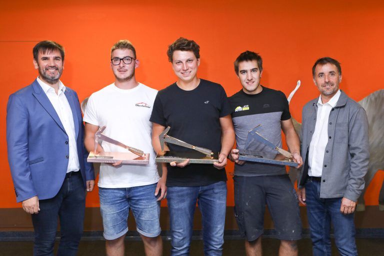 Stv. Bundesinnungsmeister Alexander Eppler, der Zweitplatzierte Christoph Peter (2. v.r.) und Dachdecker-Innungsmeister Roman Moosbrugger.Veigl/WKS