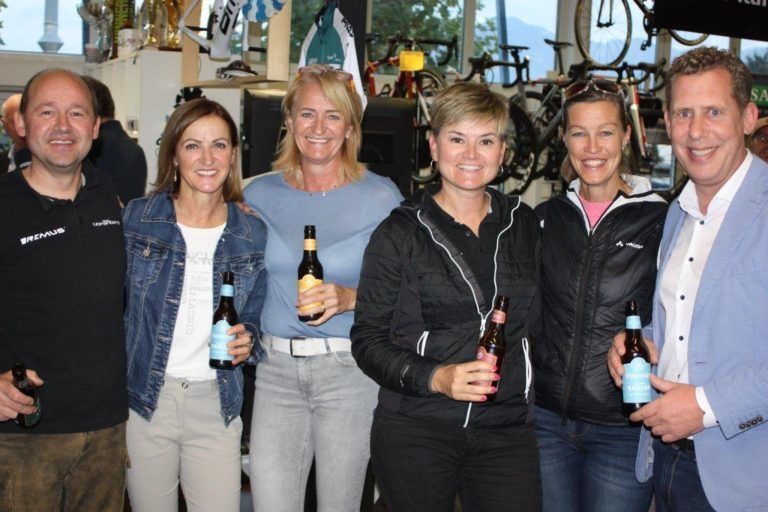Johannes Kofler, Andrea Deutschl, Sabine Dallinger, Nicole Kaufmann, Doris Meier und Bernhard Heinzle feierten das Ende der erfolgreichen Saison.  