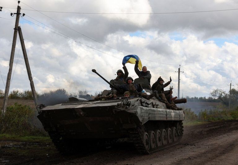 Ukrainische Soldaten feiern die Befreiung von Gebieten in der Südukraine.AFP