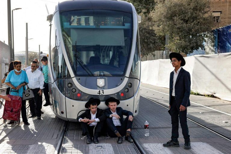 Ultraorthodoxe Juden blockieren die Jerusalemer Stadtbahn. Sie protestieren gegen die Wehrpflicht für Strenggläubige.  AFP