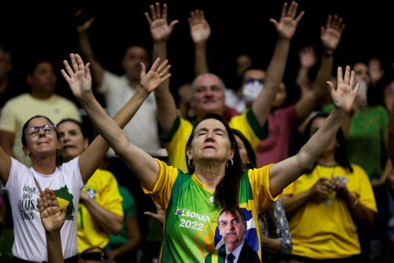 Unterstützer beten für den brasilianischen Präsidenten Jair Bolsonaro. Am 30. Oktober findet die Stichwahl statt. RTS