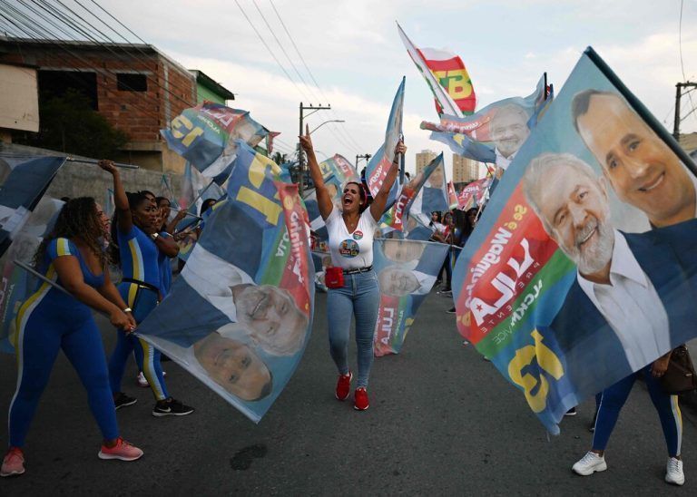 Unterstützer des Präsidentschaftskandidaten der Arbeiterpartei (PT), Luiz Inacio Lula da Silva, jubeln während einer Wahlkampfveranstaltung in Belford Roxo im Bundesstaat Rio de Janeiro, Brasilien. AFP