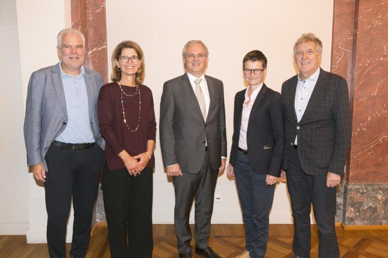 (v. l.) Thomas Müller (Fachbereichsleiter Jugend und Familie), Heike Mennel-Kopf (Fachbereich Jugend und Familie), LT-Präsident Harald Sonderegger sowie Carmen Plaseller (familieplus-Kommission) und Reinhard Sonderegger (Auditor). Land/Mathis