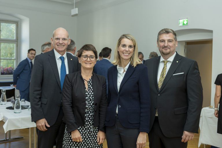V.l.: Generaldirektor Ralph Müller, Head-Finanzchefin Claudia Wöhrer-Hagen, WSTV-Vorstand Sonja Steßl und Landesdirektor Alexander Meier. VN/Paulitsch