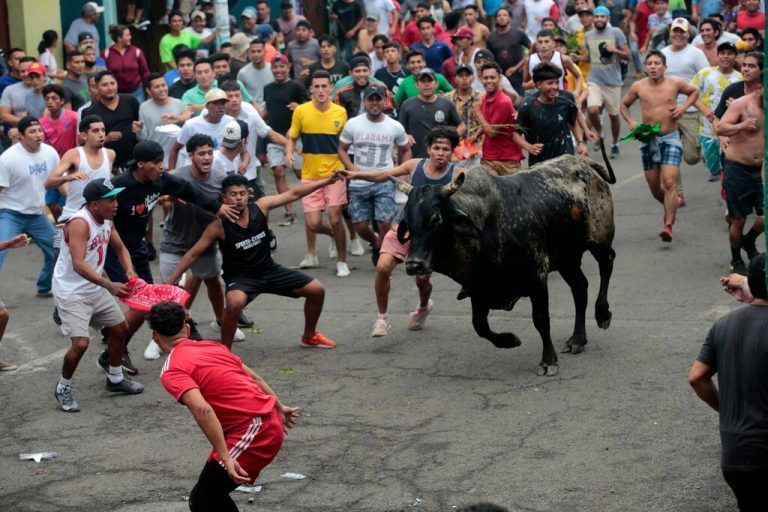 Während der Eröffnungsfeierlichkeiten des Festes von San Jeronimo laufen Menschen in Masaya (Nicaragua) vor einem Stier davon. AFP
