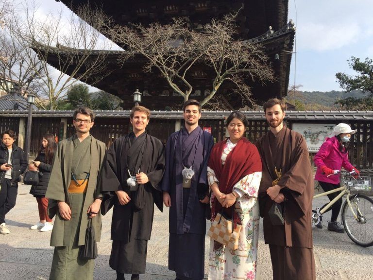 Während des Auslandsstudiums in Japan lernte er nicht nur Coding-Tricks, er machte im Kimono auch Sightseeing durch Kyoto. T. Tomita