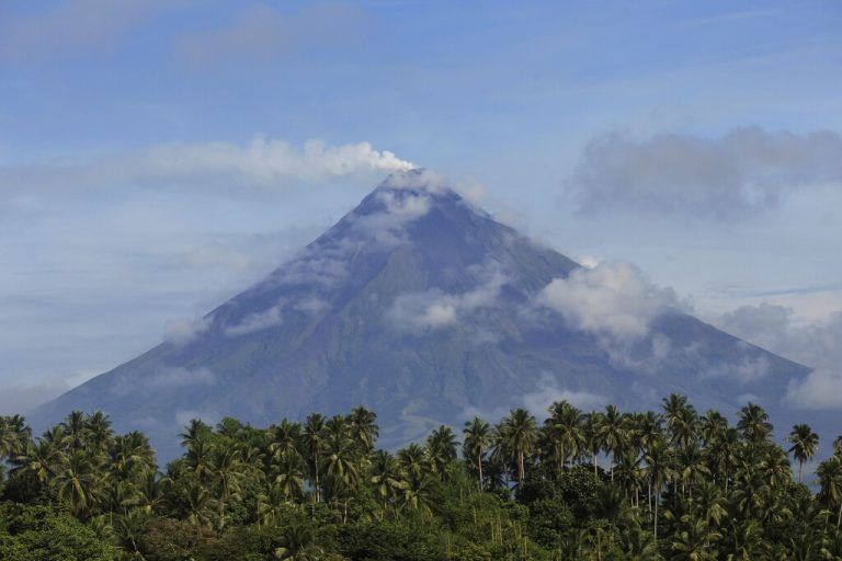 Weißer Rauch steigt über dem Vulkan Mayon auf, der sich nahe der Stadt Legazpi auf den Philippinen befindet. AFP