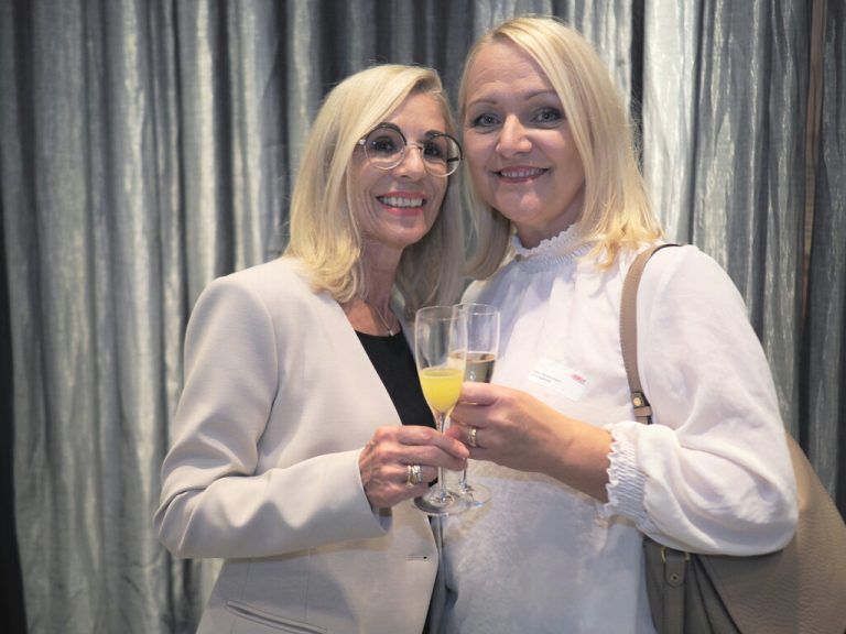 Wiltrud Haberl (l.) und Heike Österle-Amann .