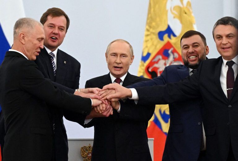 Wladimir Putin besiegelte mit den Anführern der Annexionsgebiete die Aufnahme im Großen Kremlpalast. AFp