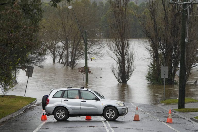 Zahlreiche Straßen standen nach heftigen Regenfällen unter Wasser. AP