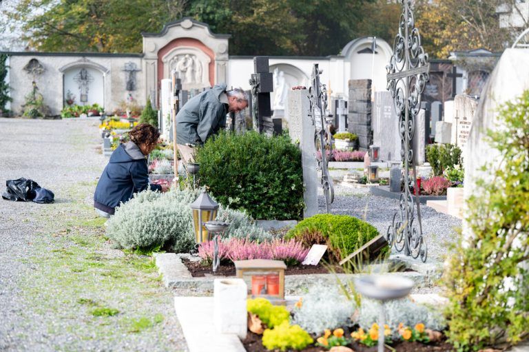 Zu den Gedenktagen werden die Gräber von Angehörigen ganz besonders liebevoll herausgeputzt.VN/serra