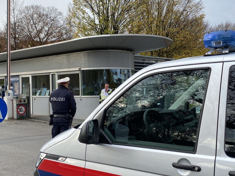 Die Polizei übernimmt von der Betriebsfeuerwehr die Sicherung des Betriebsgeländes.<span class="copyright"> VN/Rauch</span>