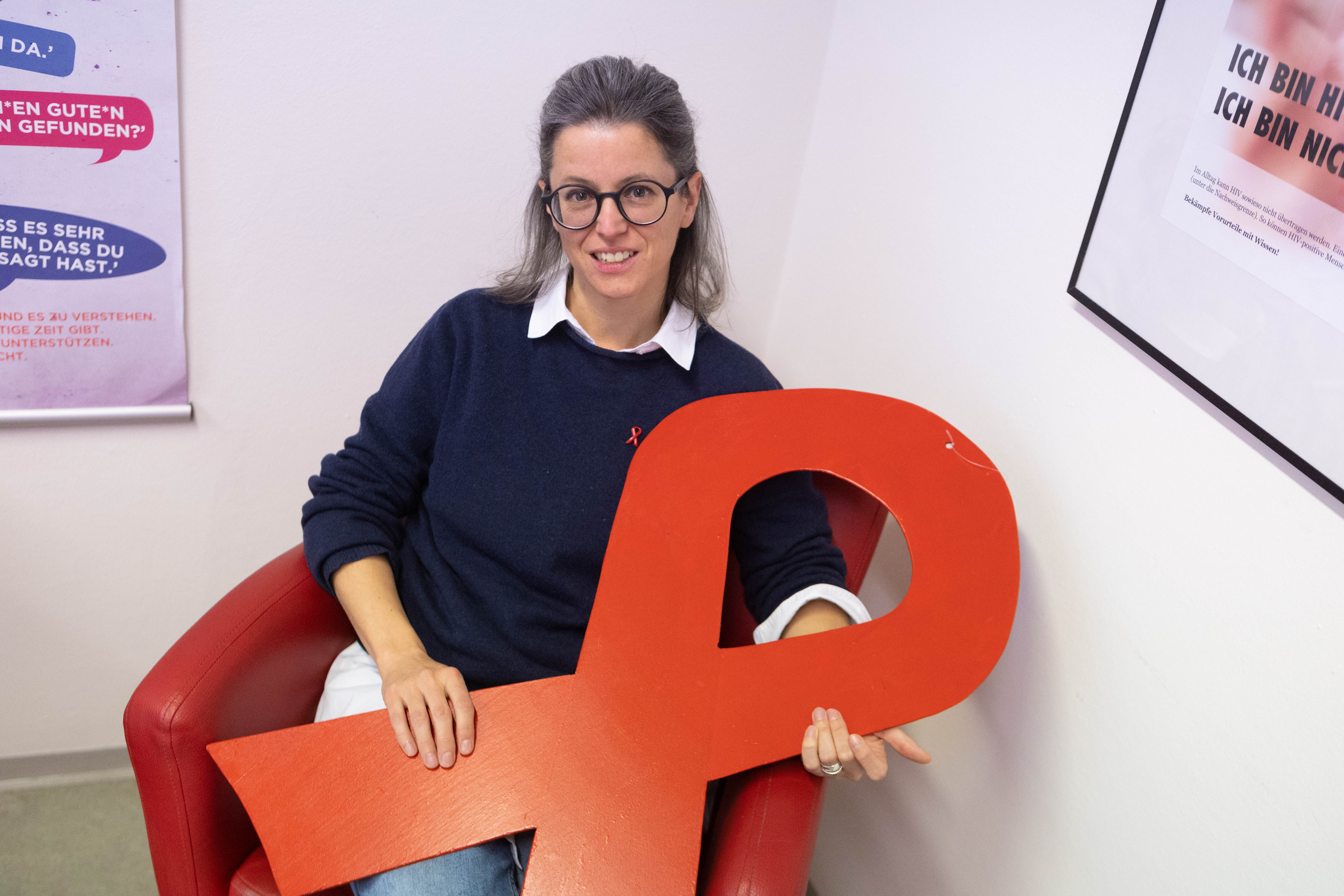Die rote Schleife ist weltweit ein Symbol für Akzeptanz und Solidarität mit Menschen, die von HIV und Aids betroffen sind. <span class="copyright">VN/Hartinger</span>