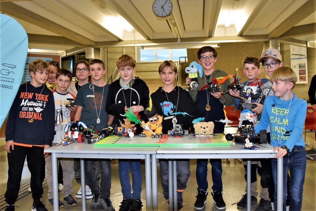 Tanzende Roboter und fliegende Raketen
