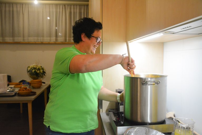 Im Anschluss an die Jahreshauptversammlung servierte Obfrau Cornelia Maier die selbst gekochte Kürbiscremesuppe.