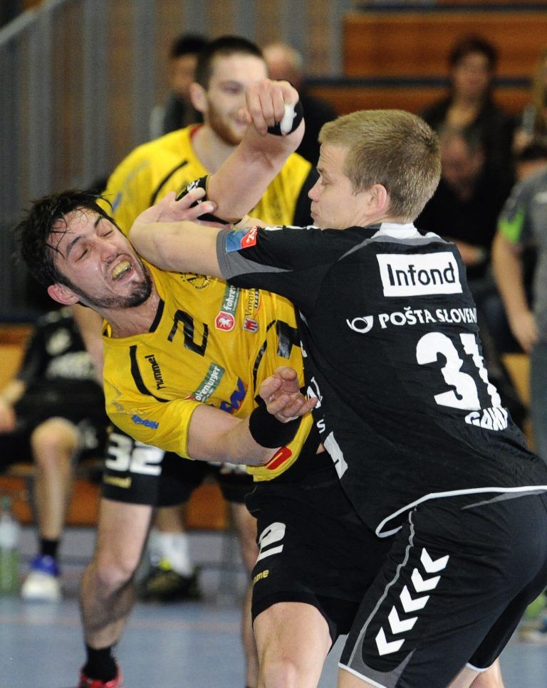Szene aus dem Spiel im Febraur 2011: im Bild Lucas Mayer.