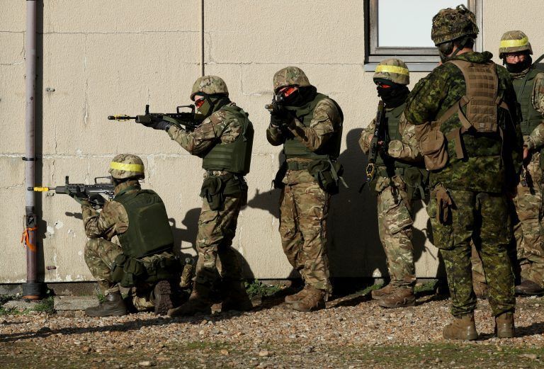 Ukrainische Kämpfer mit britischen Waffen und einem kanadischen Ausbilder. Ukrainische Soldaten werden derzeit in Großbritannien für den Kampfeinsatz trainiert. <span class="copyright">REUTERS/Chris Radburn</span>