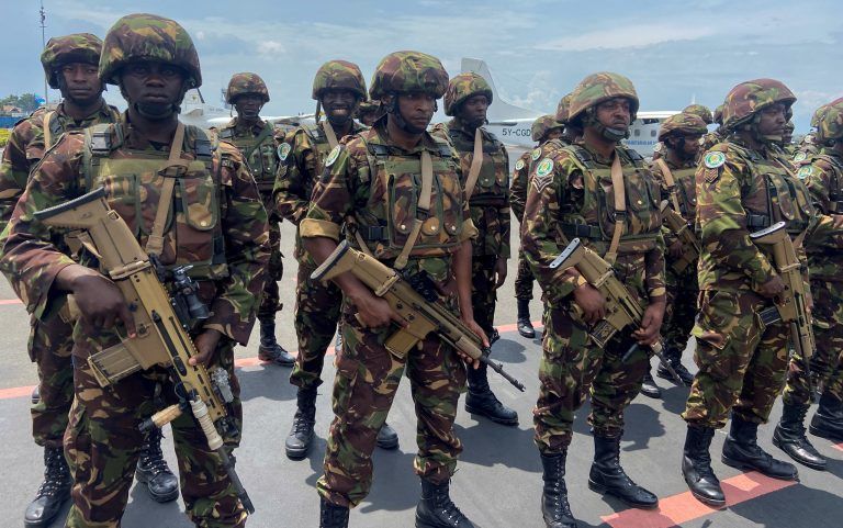 Am Wochenende kamen Soldaten aus Kenia im kongolesischen Nord-Kiwu an. Sie sind Teil der Eingreiftruppe der East Africa Community Regional Force, die gegen Rebellen in der Region eingesetzt werden soll. <span class="copyright">REUTERS/Djaffar Sabiti</span>